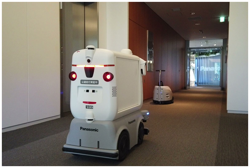 画像：配送ロボット（手前：背面）とロボット掃除機の群管理制御