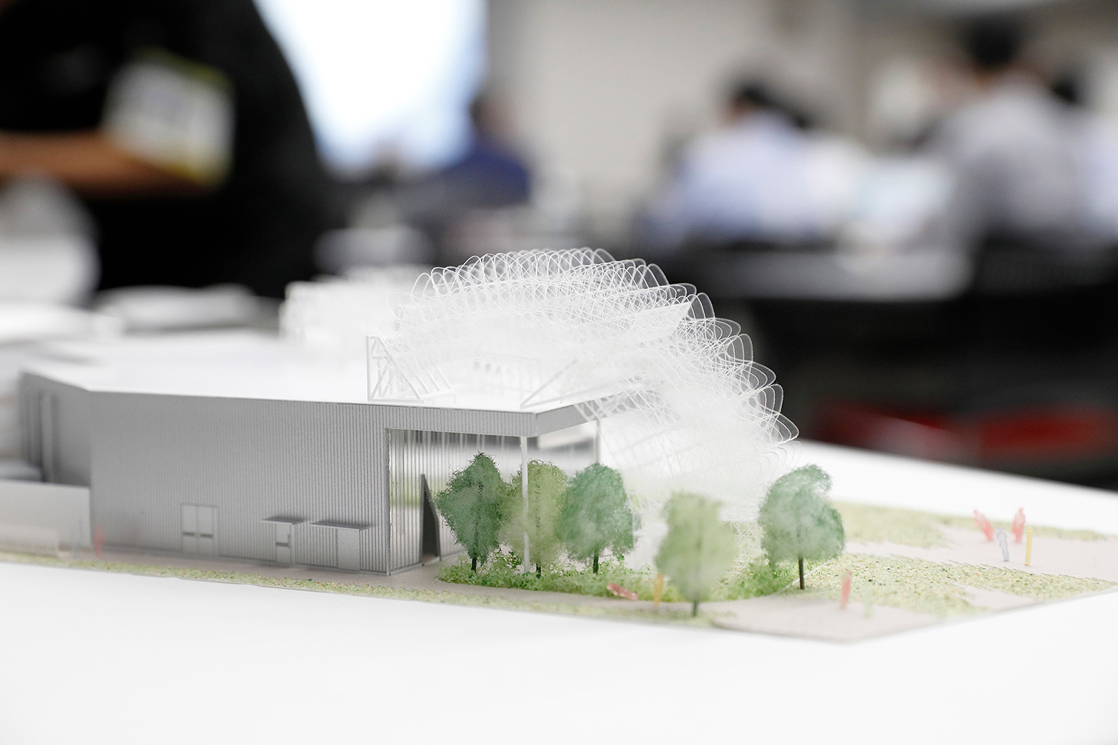 写真：2023年7月12日の発表会で披露されたパビリオン「ノモの国」の建築模型