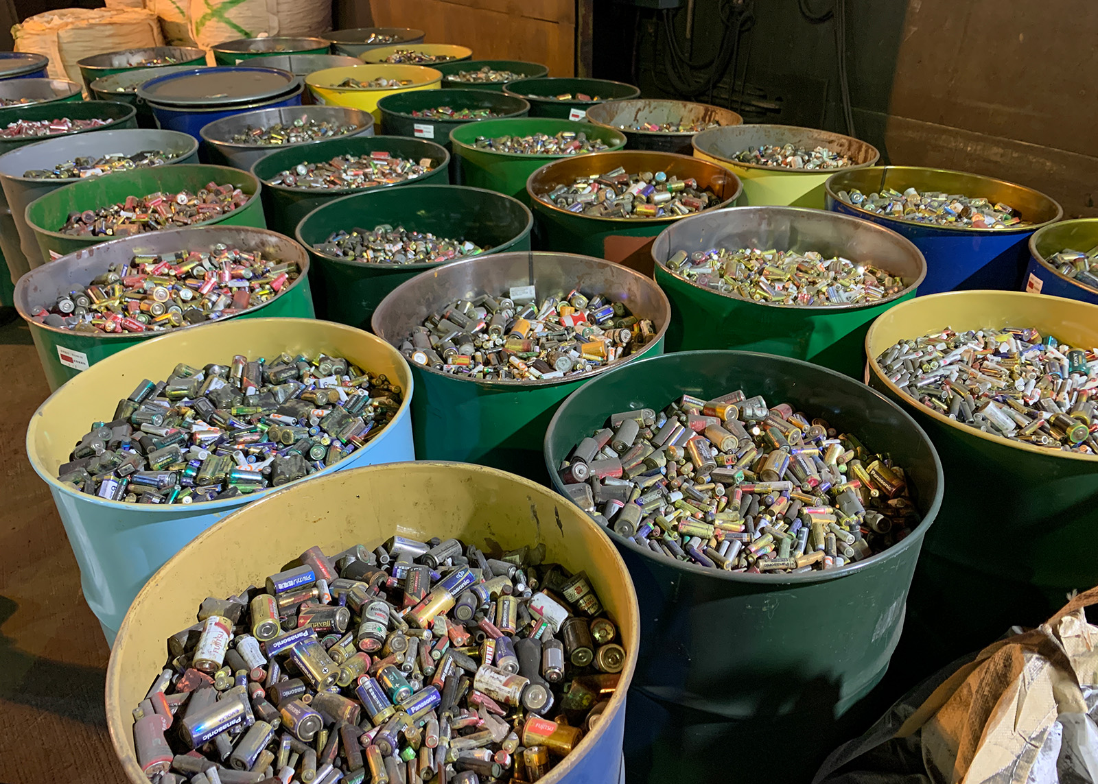 写真：ドラム缶に集められた廃乾電池