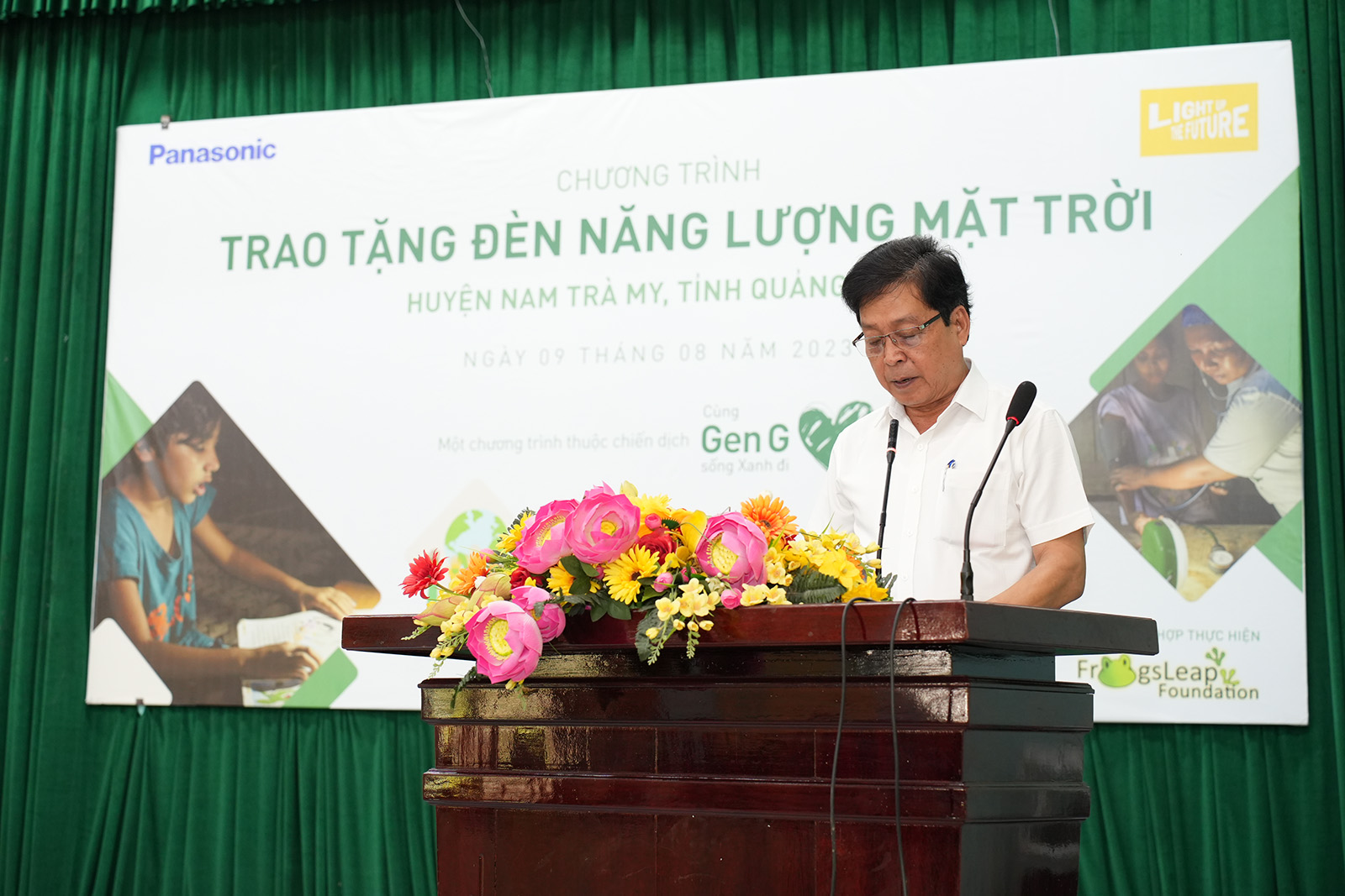 Photo: Mr. Tran Duy Dung sharing his appreciation at the solar lantern donation event