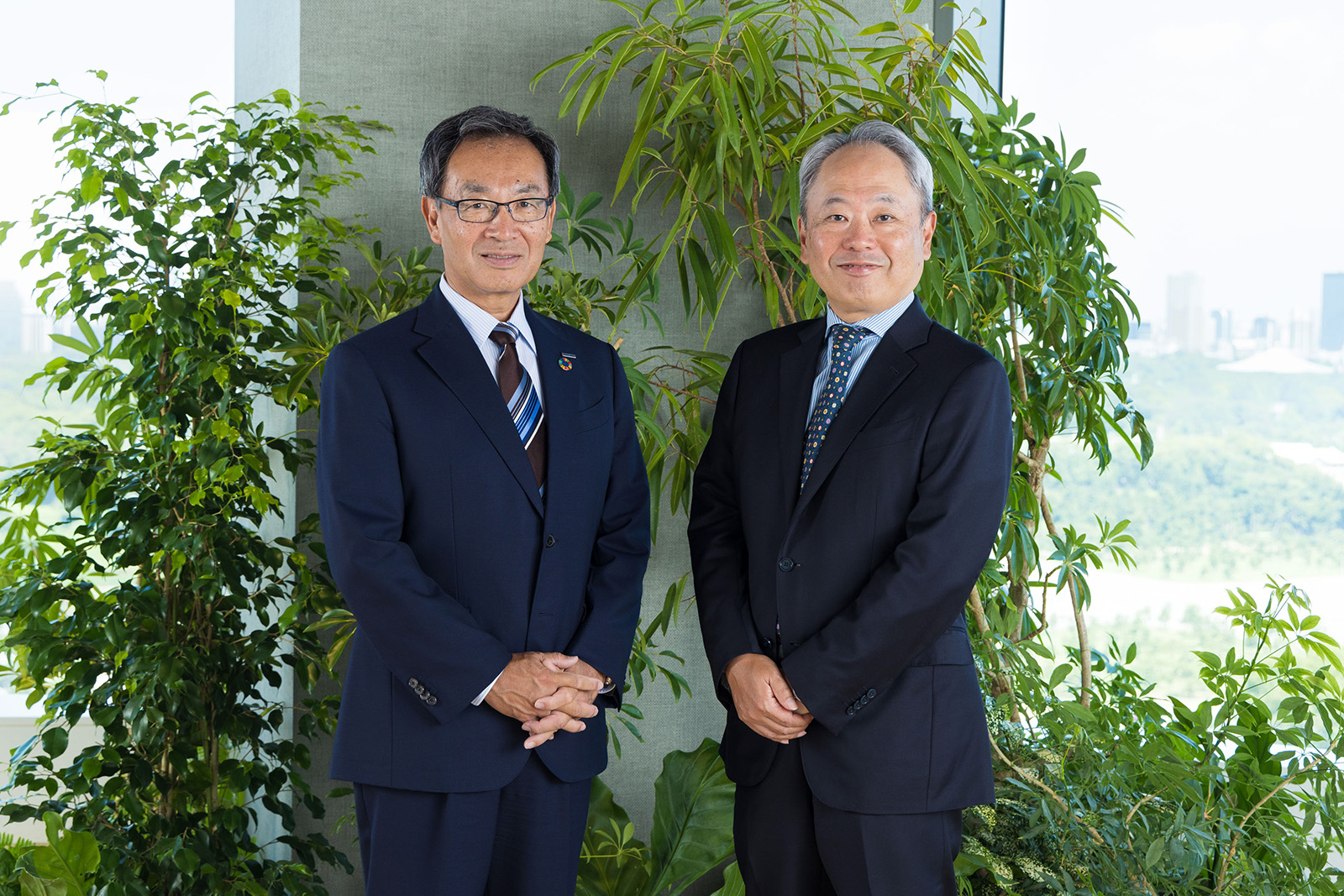 写真：津賀 一宏（写真左）と冨山 和彦氏