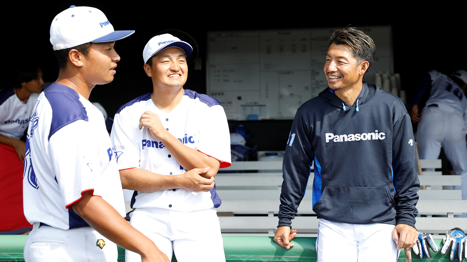写真： パナソニック野球部の選手たちと談笑する鳥谷 敬