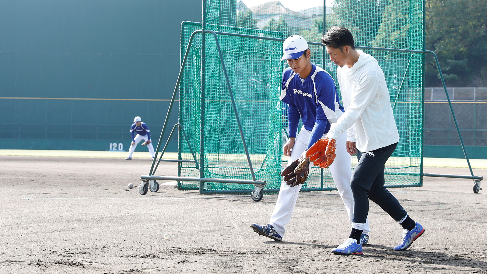 写真： パナソニック野球部でコーチとして指導をする鳥谷 敬