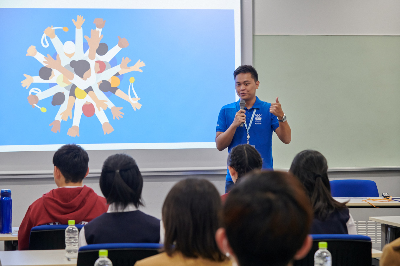 Photo: Alfonso introduces the IOC Young Leaders Programme at a school in Japan 