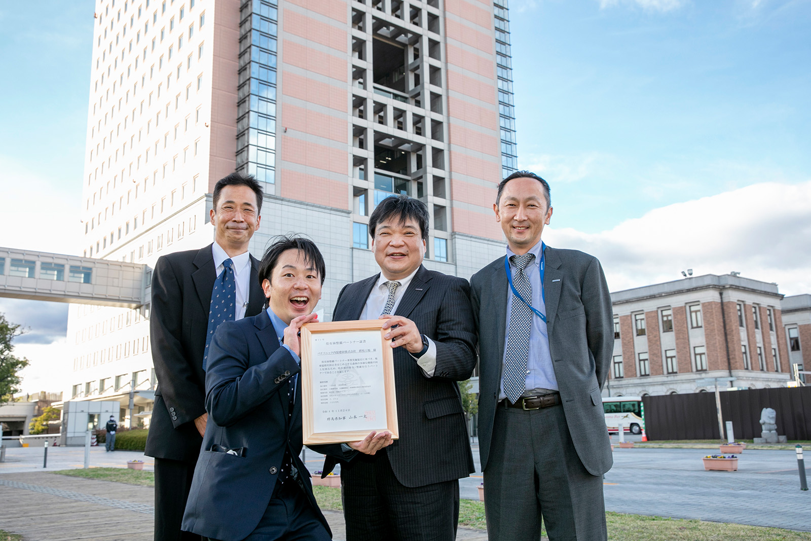 Photo: Yoshigai (second from left) in front of the Gunma Prefectural Government Building following the signing ceremony.