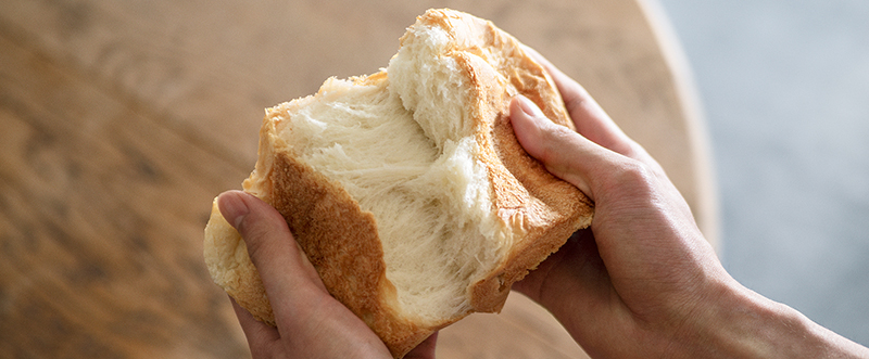 画像：パンを割るイメージ	