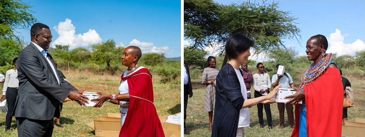 Photo: Women receiving solar lanterns from NGEC’s Thomas O. Koyier (left) and JICA’s Makiko Kubota (right)