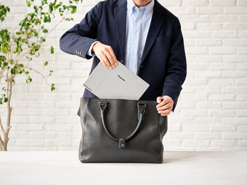 画像：コンパクトなのに見やすい大画面液晶