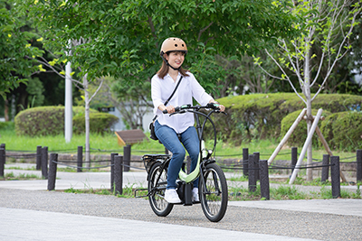 画像：歩道モード（最高速度6 km/h）搭載