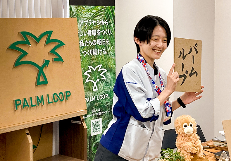 書道の師範免許を持つ山本は、「PALM LOOP®」を筆文字で紹介
