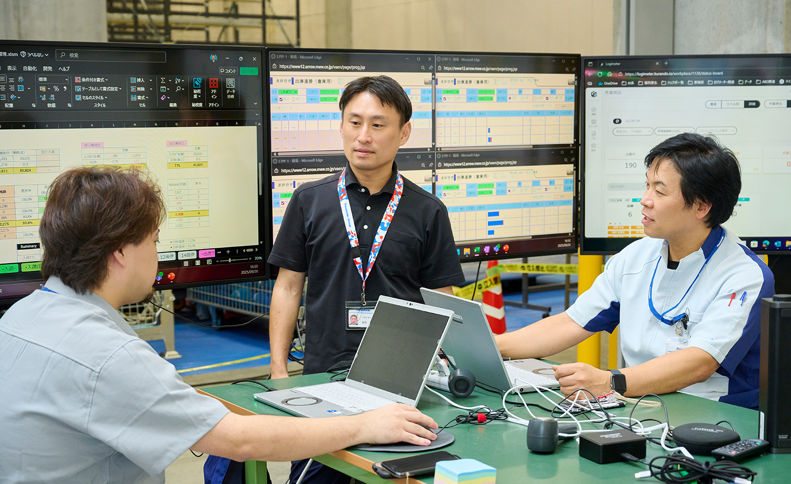 パナソニック オペレーショナルエクセレンス株式会社 物流本部 国内物流オペレーションズセンター 関西第一拠点 輸配送管理課 課長　宮前 亮太（みやまえ りょうた：中央）