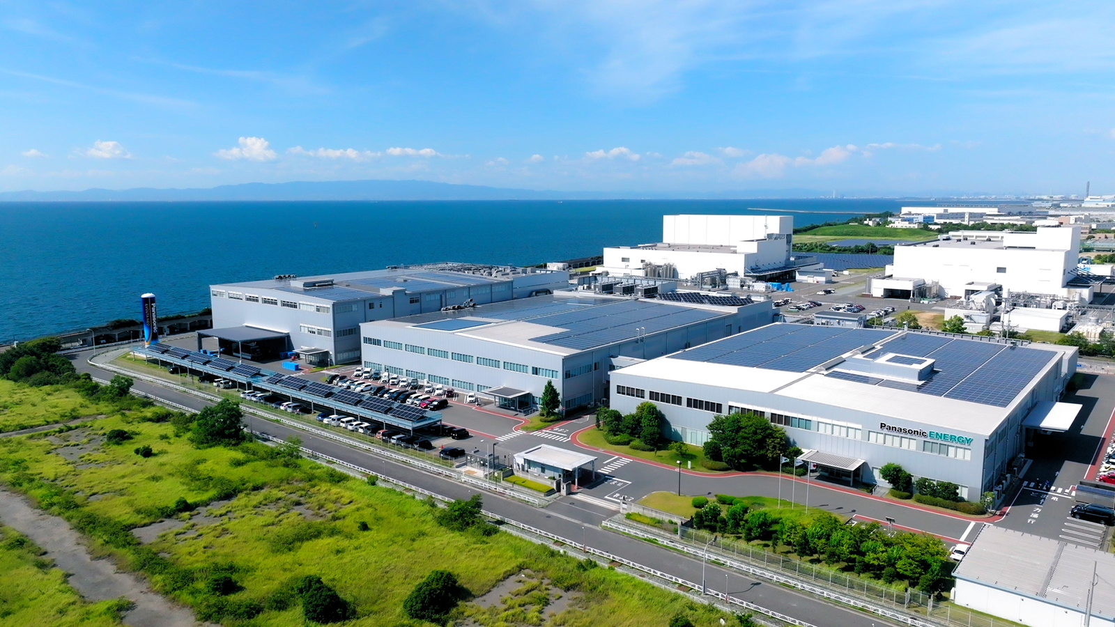 屋根上に2 MWの太陽光パネルを設置した二色の浜工場