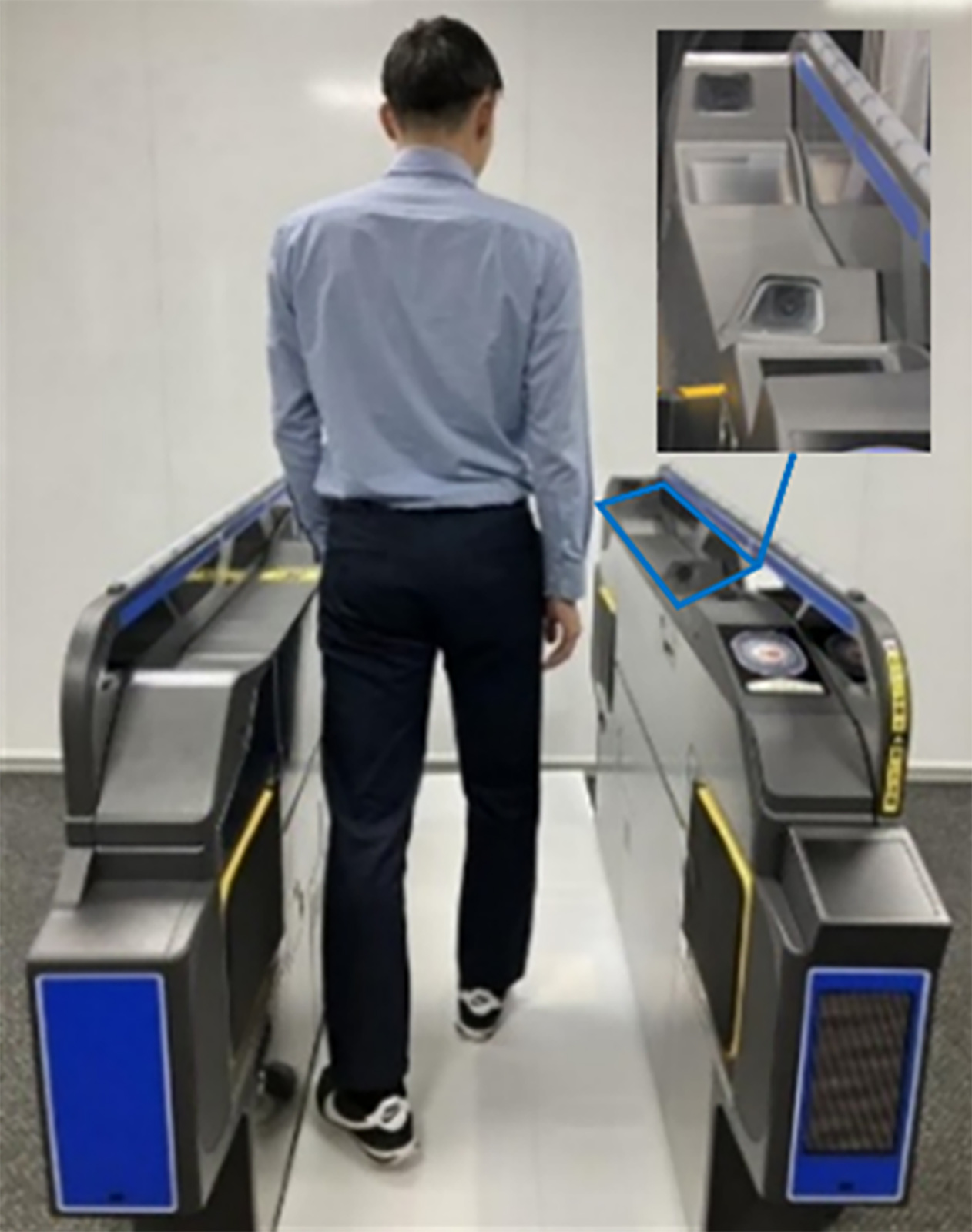 既存の自動改札機にカメラを内蔵