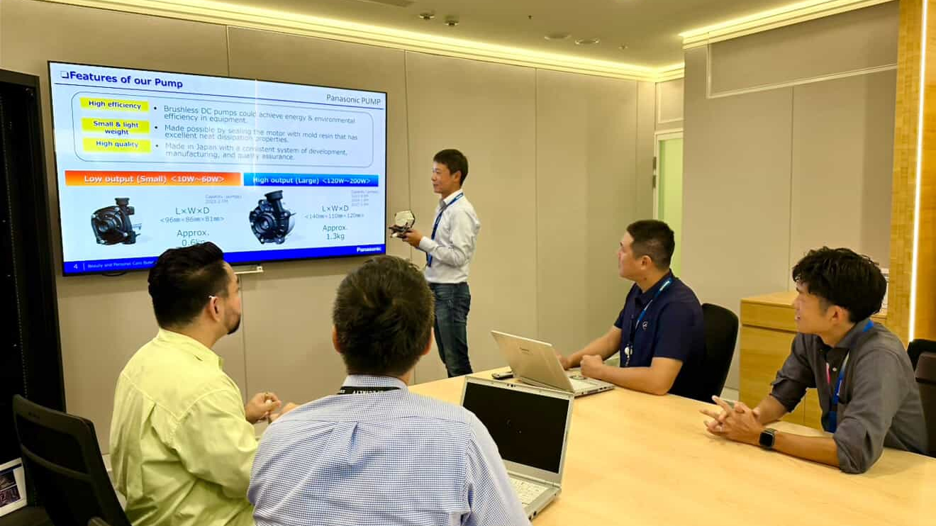 На фотографии японская команда посещает местную торговую компанию на Тайване и проводит совещание