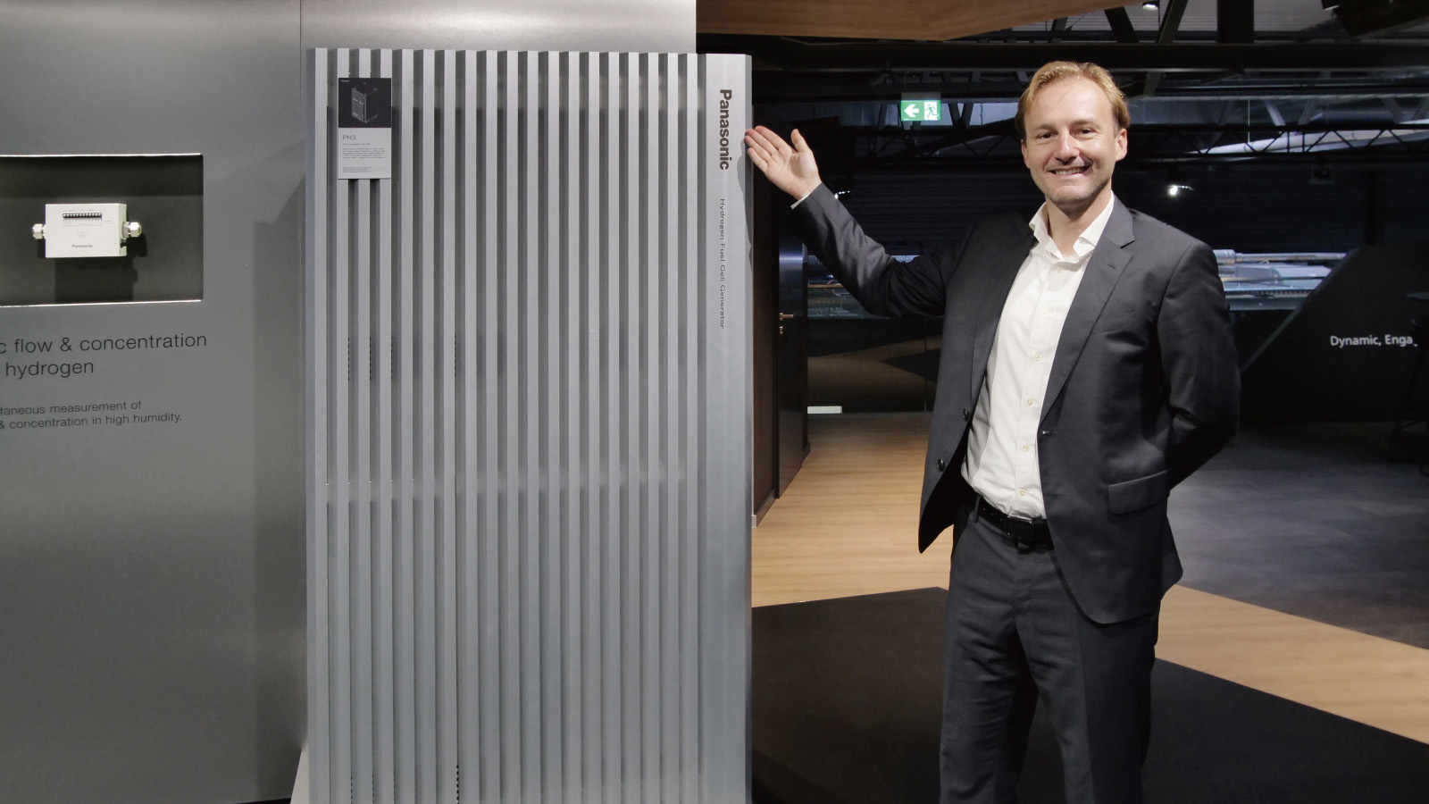 写真：CXC棟内の純水素型燃料電池の展示の前に立つソーベック