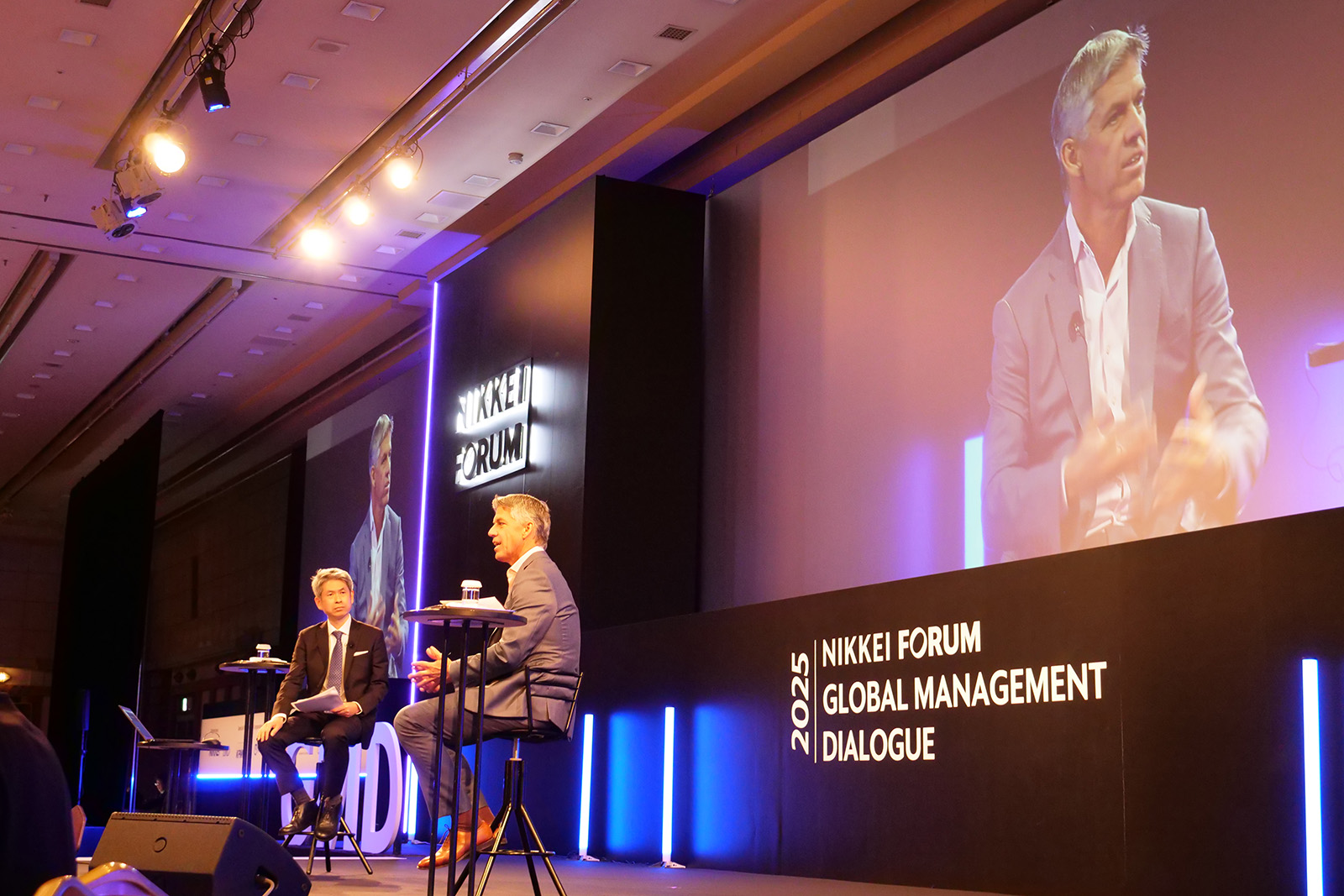 写真：日本経済新聞社主催の「世界経営者会議」に登壇するBlue YonderのCEO Duncan Angove（ダンカン・アンゴーヴ）