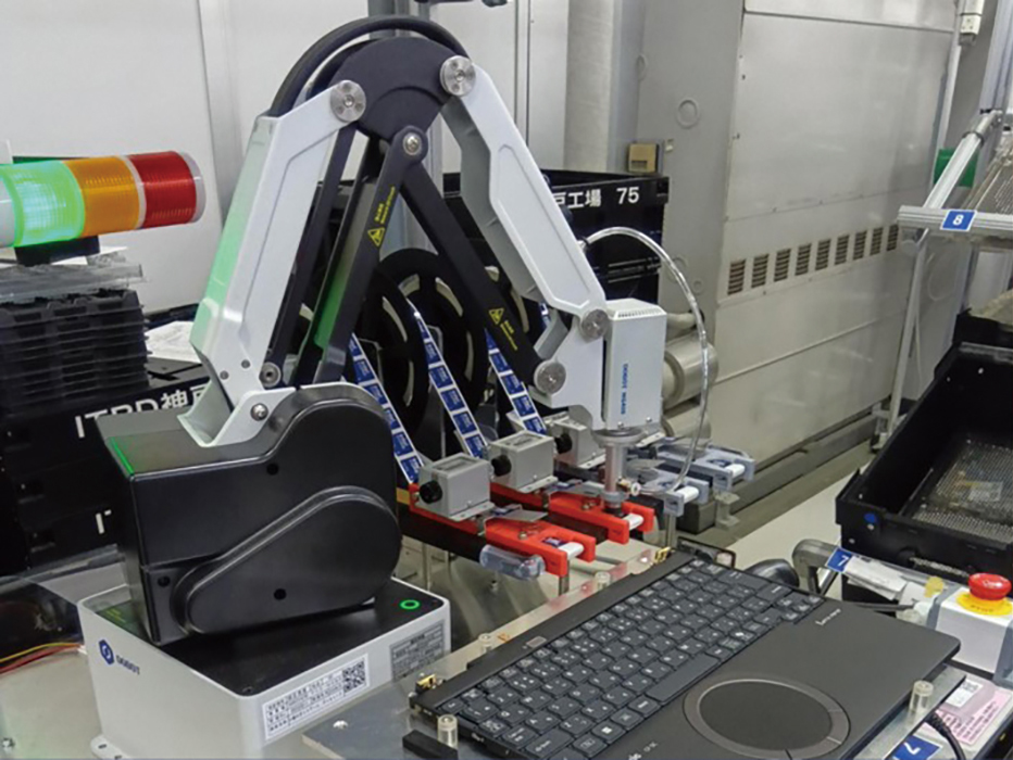 パナソニック コネクト社内（神戸工場）でのノートパソコン製造工程でのラベル貼り作業に導入された、一般的な小型多関節ロボット