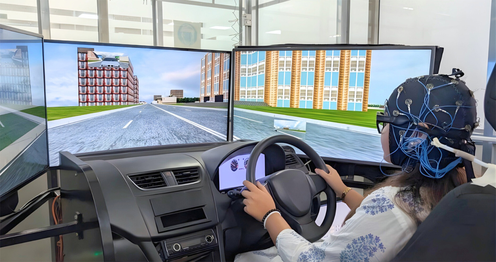 IITB交通システム研究室教授監修の下、ナノイー（帯電微粒子水）が運転者に対する集中力向上の効果を検証する際の様子