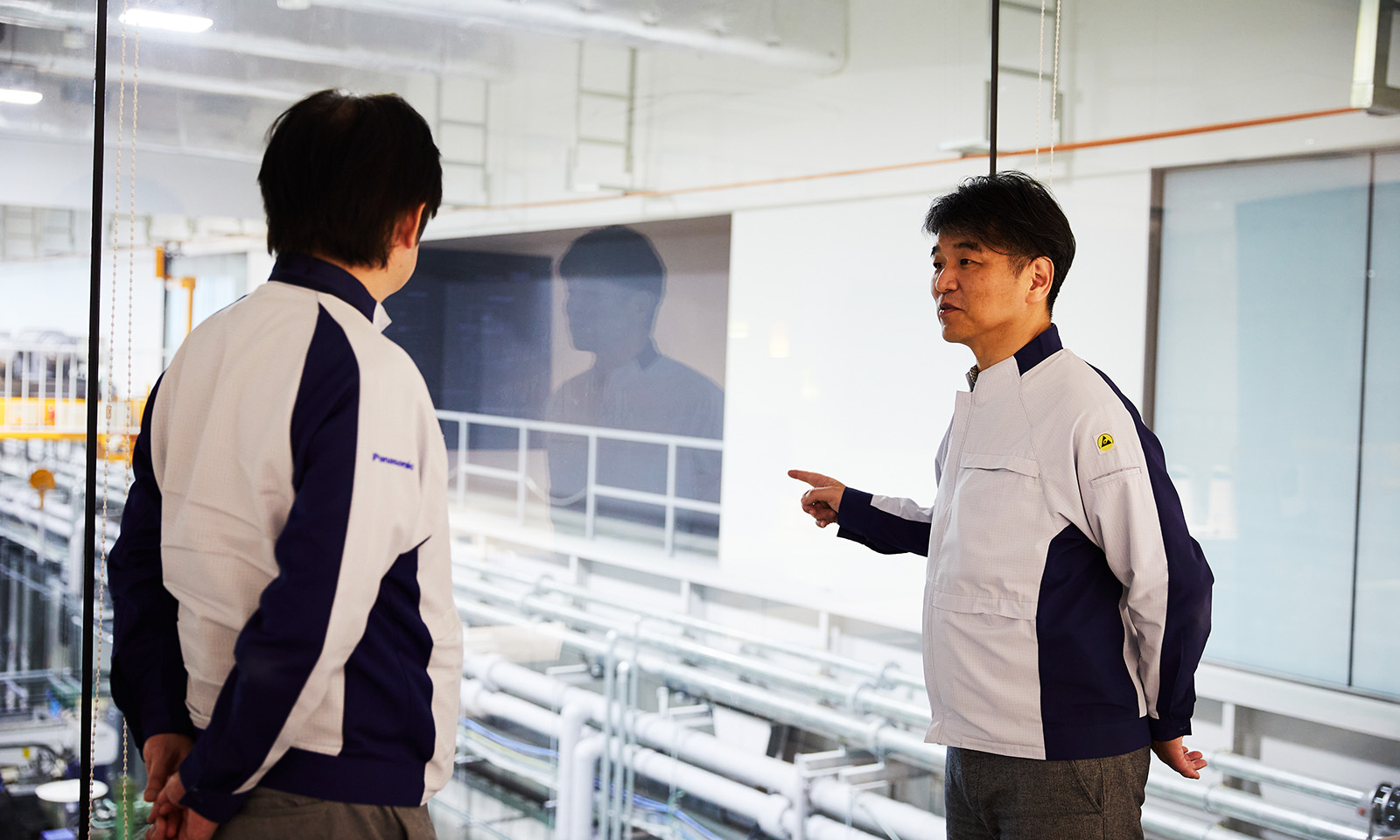 Toshihiro Matsumoto, Head of the Manufacturing Innovation Division, Technology Sector, Panasonic Holdings Corporation (right in photo)