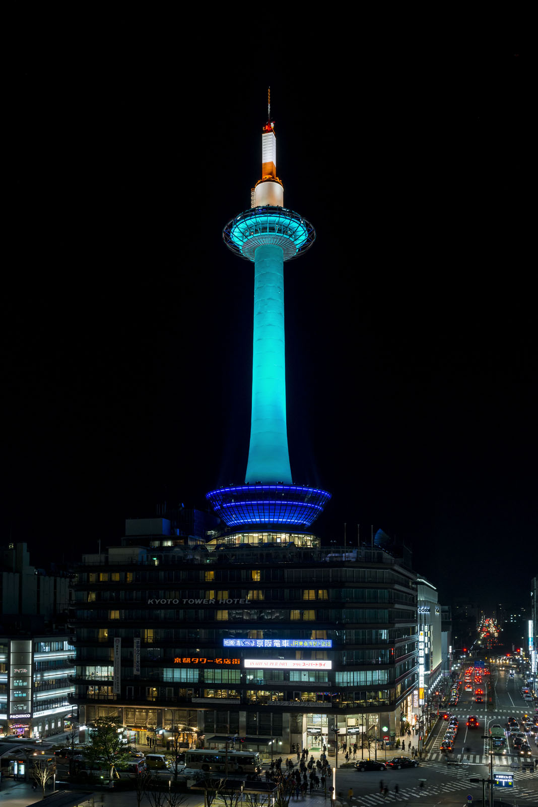 ライトアップされた京都タワー（ブルーグリーン）