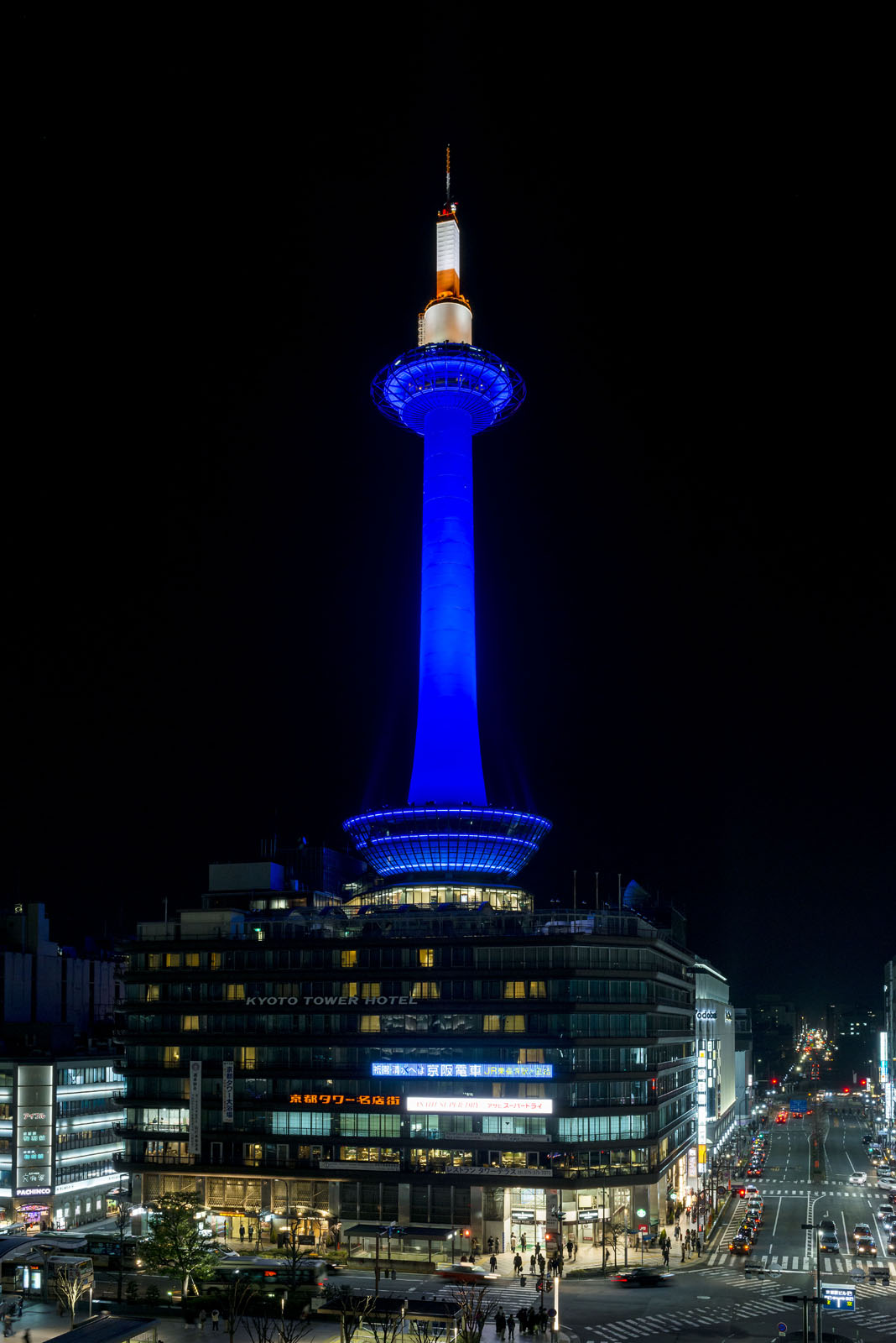 ライトアップされた京都タワー（青）