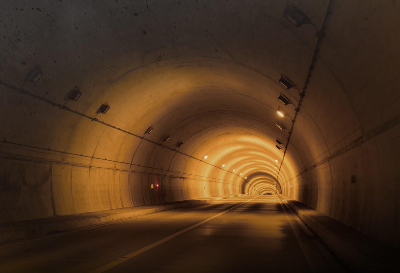アルミ製LEDトンネル照明器具「KAEシリーズ」トンネル内イメージ